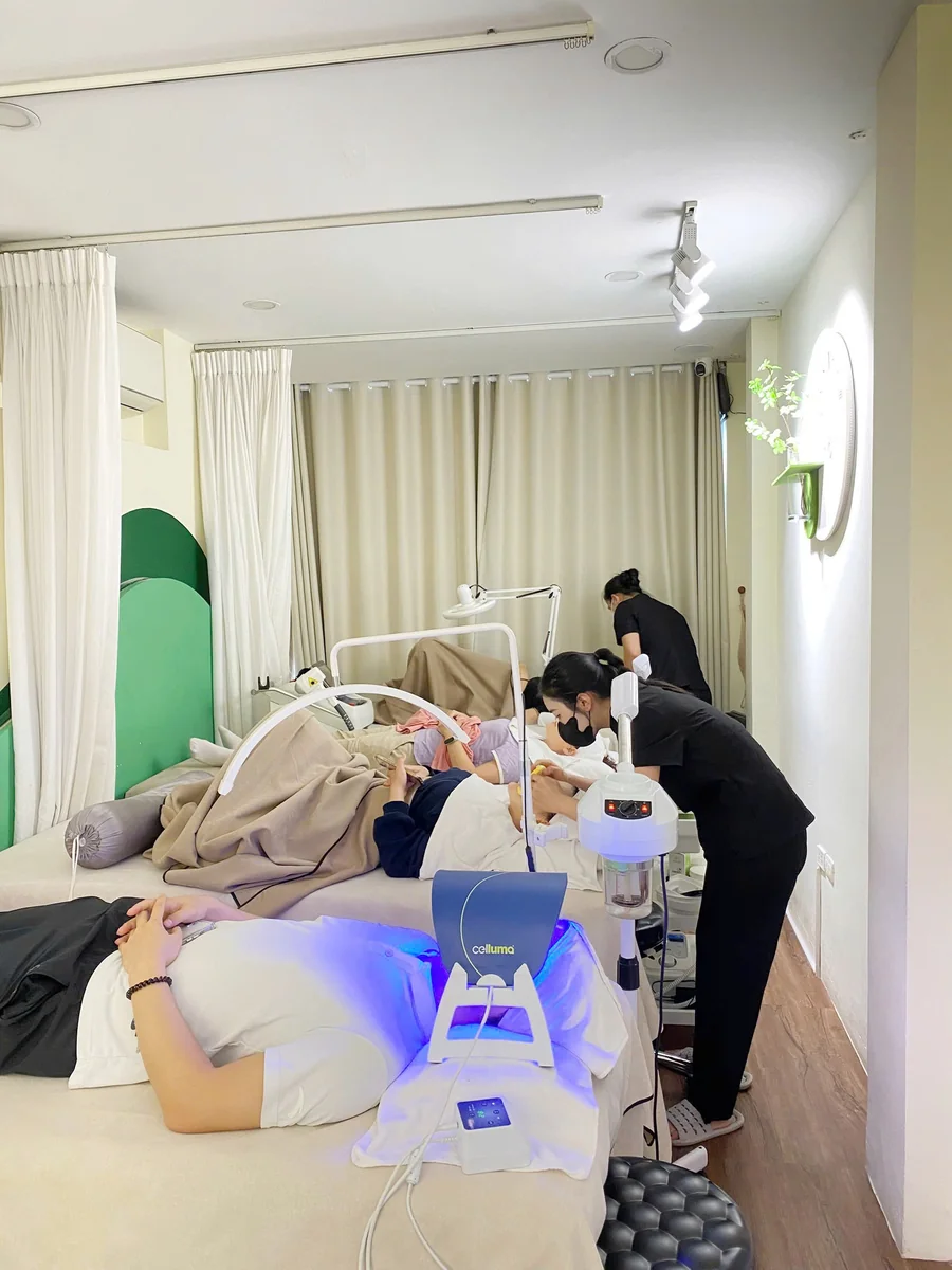 Khách hàng trải nghiệm chăm sóc da tại An Mộc Spa Đống Đa