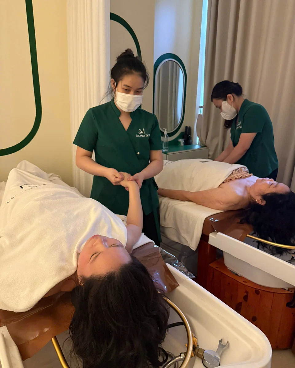 Kỹ thuật viên Mai Hương massage tay cho khách trong liệu trình gội đầu dưỡng sinh tại An Mộc Spa Đống Đa
