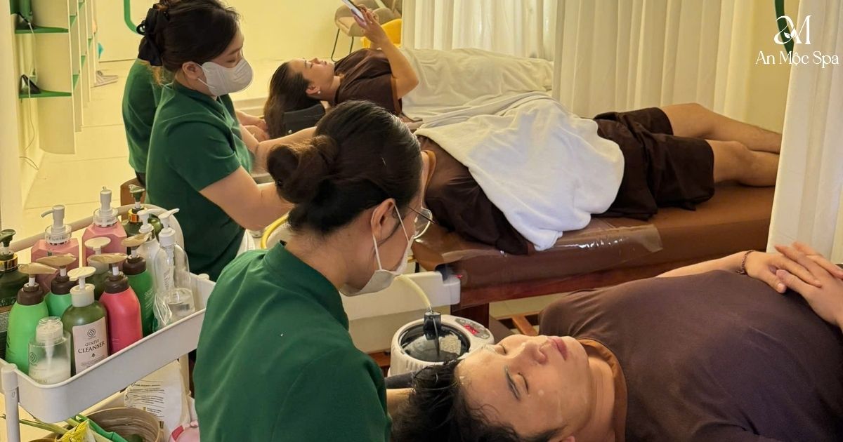 Kỹ thuật viên spa thực hiện gội đầu dưỡng sinh