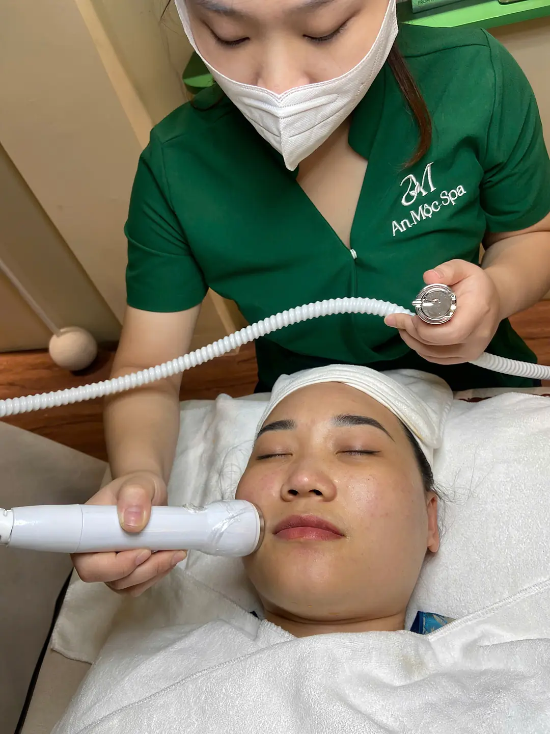 Chuyên viên An Mộc Spa chăm sóc phục hồi da mụn cho khách tại Đống Đa, Hà Nội