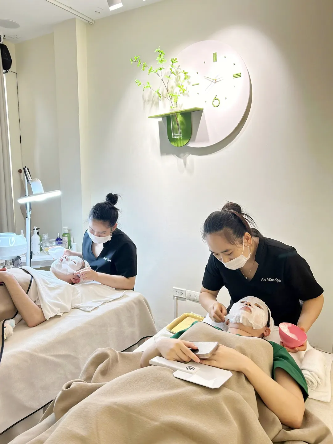 nên trị mụn bằng laser hay phi kim