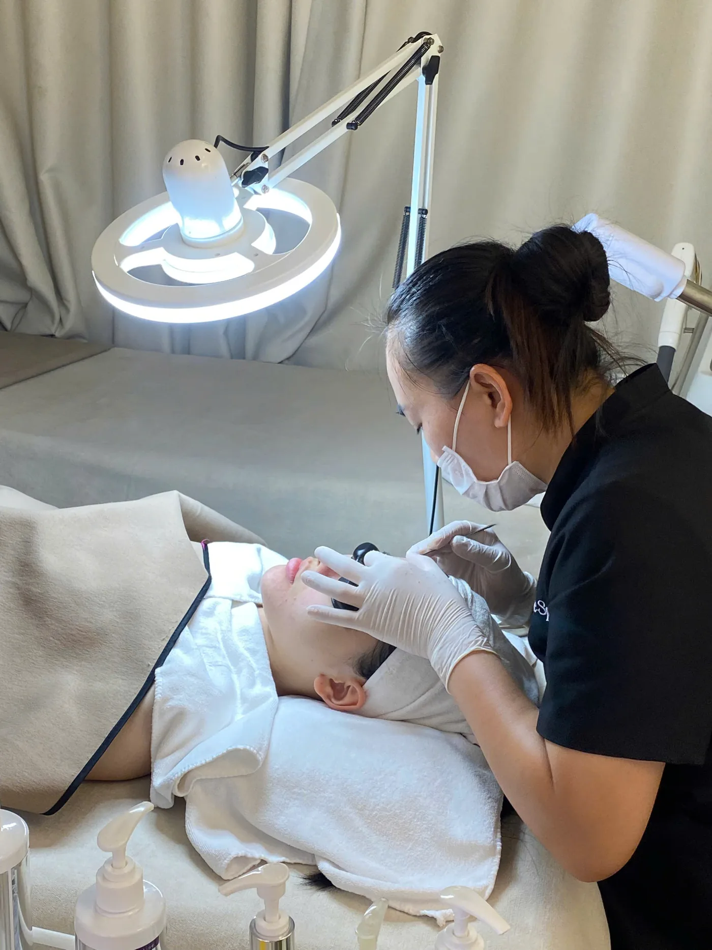 có nên đi nặn mụn ở spa không