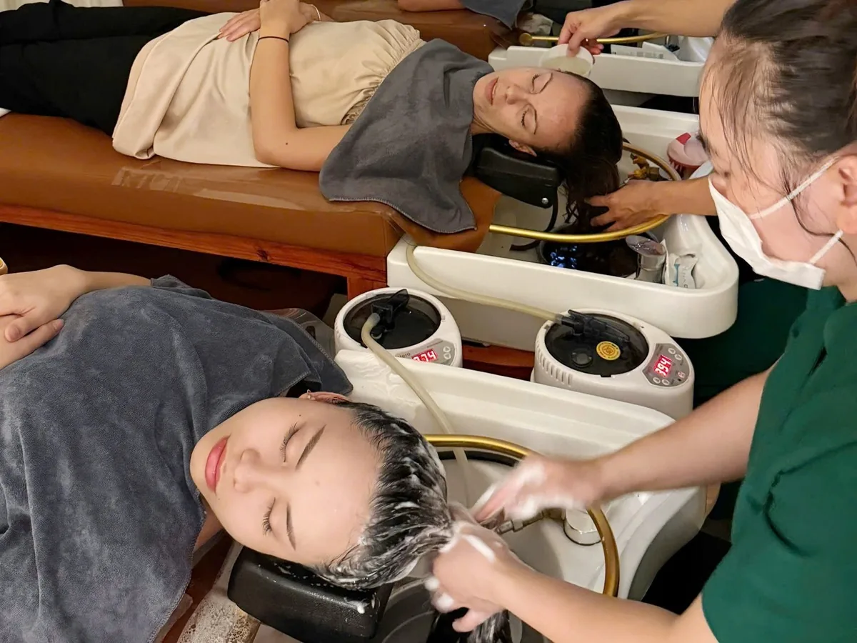 Khách gội đầu dưỡng sinh tại An Mộc Spa Đống Đa, Hà Nội