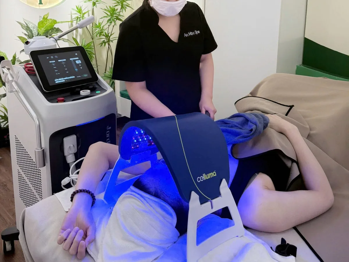 Bước chiếu ánh sáng sinh học trong liệu trình chăm sóc da tại An Mộc Spa Đống Đa