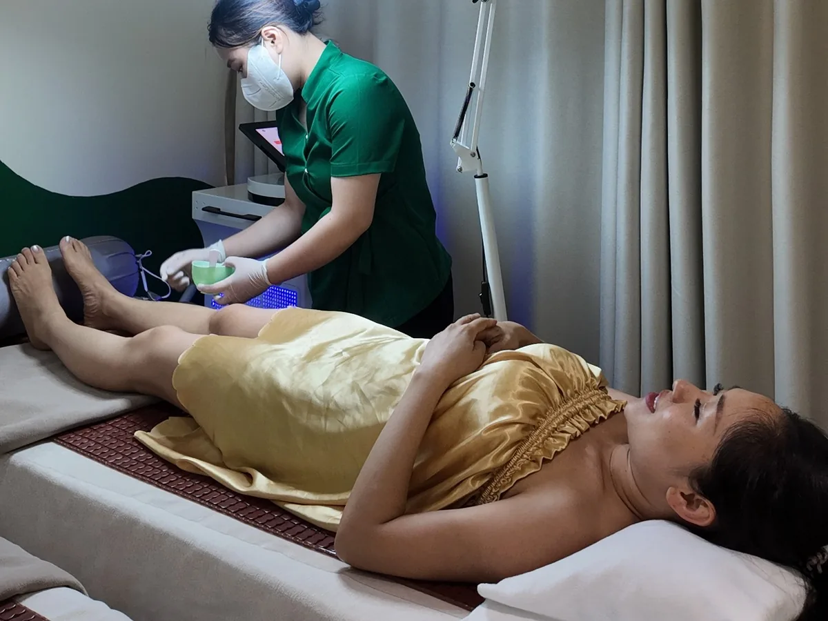 Triệt lông laser hay wax: kỹ thuật viên An Mộc Spa chuẩn bị trước khi triệt lông bằng máy Diode Laser 3 bước sóng tại Đống Đa