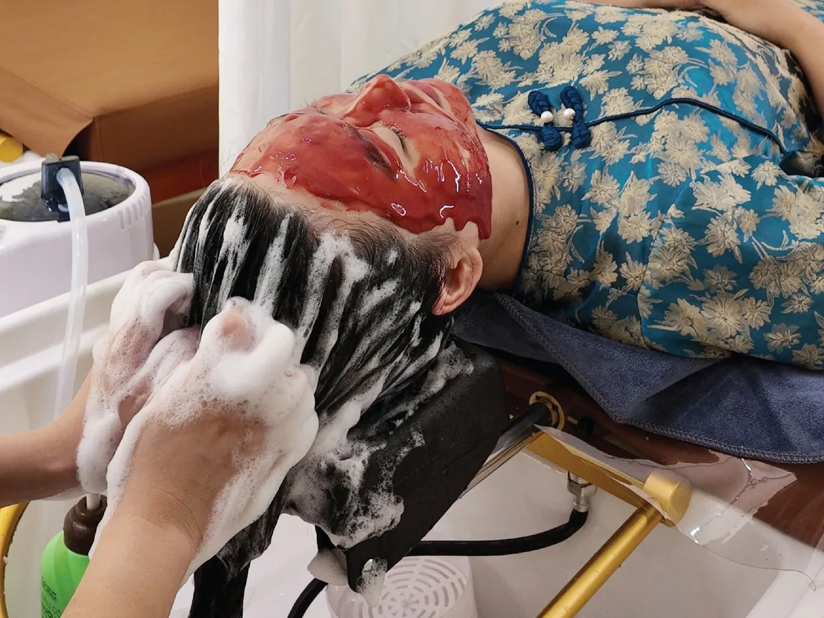 Gội đầu dưỡng sinh khác gì gội đầu thường: gội bằng thảo dược kết hợp đắp mặt nạ tại An Mộc Spa Đống Đa